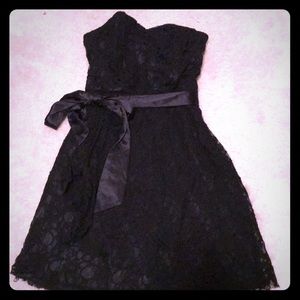 Short lace black dress